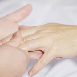 Száraz, repedezett kéz? Íme, a bőrgyógyász tanácsai
