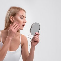 Nem múlik az arc pirossága? 4 tipp a rosacea kezeléséhez