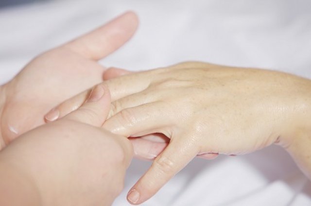 Száraz, repedezett kéz? Íme, a bőrgyógyász tanácsai Száraz, repedezett kéz? Íme, a bőrgyógyász tanácsai