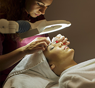 A bőrproblémák mögött rejlő bőratka kozmetikai kezelése tartós megoldást hozhat.