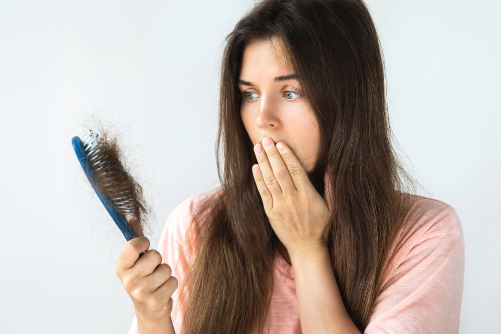 A hajhullás oka bőrgyógyászati jellegű is lehet, fontos a diagnózis.