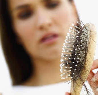 A hajhullás olyan tünet, amit bőrgyógyásznak kell kivizsgálnia.